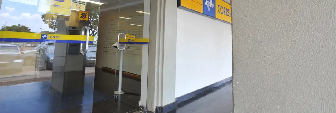 Funcionários dos Correios em greve Fachada de uma agência dos Correios