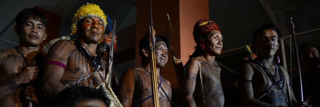 Índios aguardam representante da Funai Grupo de 140 índios mundurukus se reúne em frente ao prédio da Funai