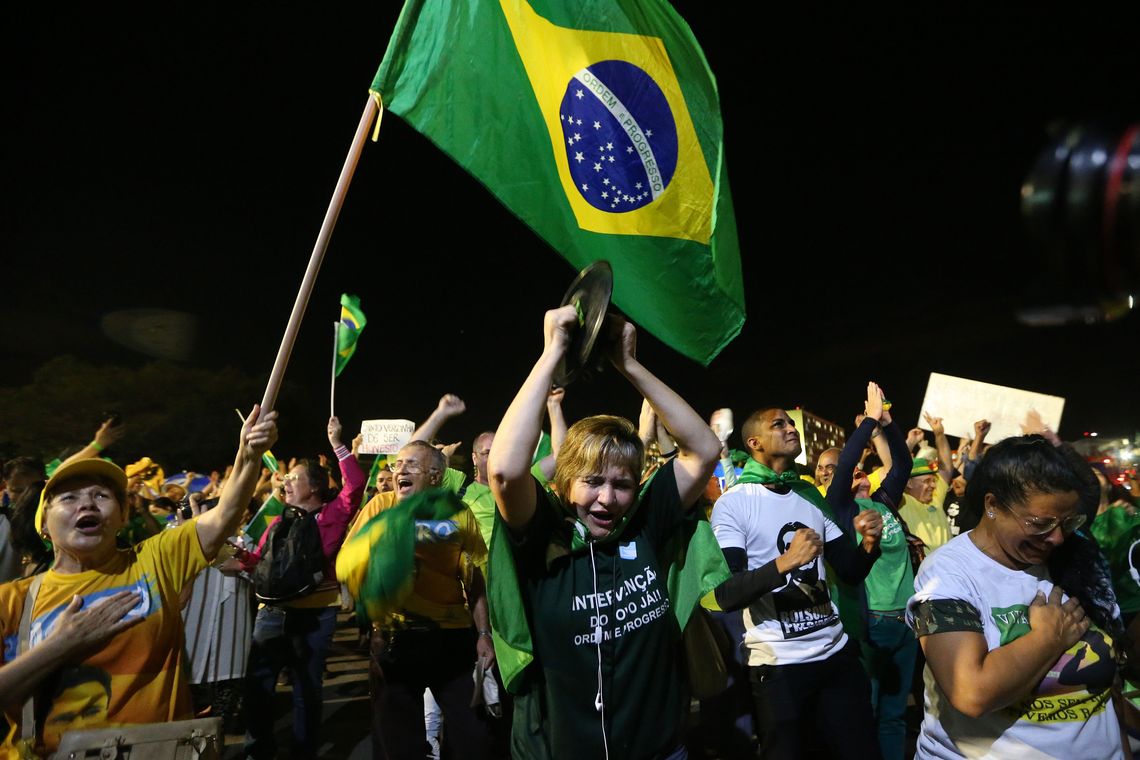 Valter Campanato/Agência Brasil Brasília - Manifestantes contra Lula protestam na Esplanada dos Ministérios (Valter Campanato/Agência Brasil)