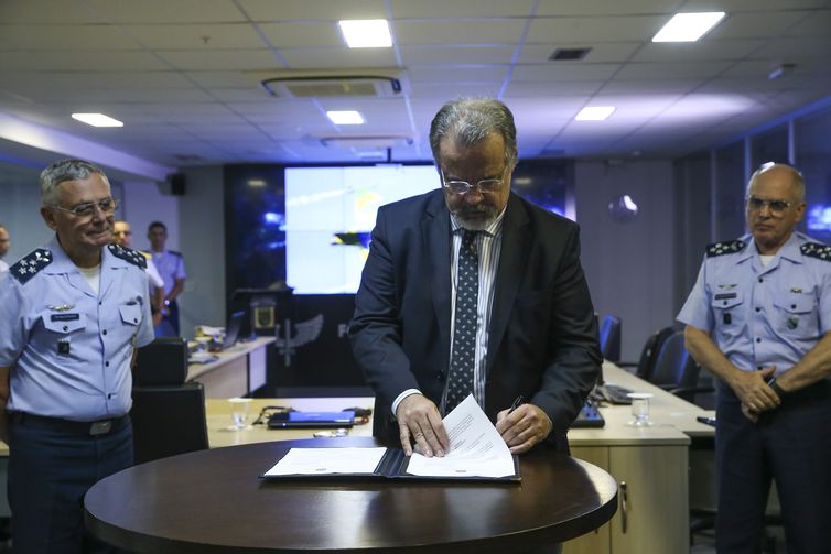 O ministro da segurança pública, Raul Jungmann, e o comandante da Aeronáutica, Nivaldo Luiz Rossato, assinam parceria, para repasse de verba à Força Aérea Brasileira, que serão usados para  instalação de radares na fronteira com Paraguai e Bolívia