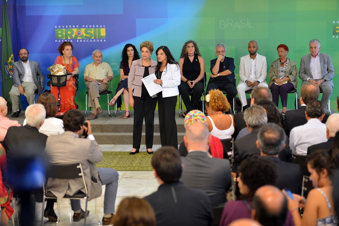 Antonio Cruz/Agência Brasil Brasília - A presidenta Dilma Rousseff, durante cerimônia no Palácio do Planalto, recebe apoio de intelectuais e artistas contra o processo de impeachment (Antonio Cruz/Agência Brasil)
