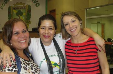 Beth Begonha, apresentadora da Rádio Nacional da Amazônia, com a coordenadora da Rádio, Luciana Couto (e), e Débora Cabral, ouvinte da Nacional da Amazônia (Foto: Rádio Nacional da Amazônia)