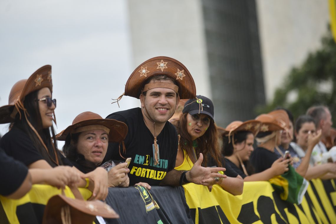 Popularescom de varias partes do Brasil, chegam para cerimÃ´nia de posse do Presidente eleito na praÃ§a dos trÃªs Poderes 