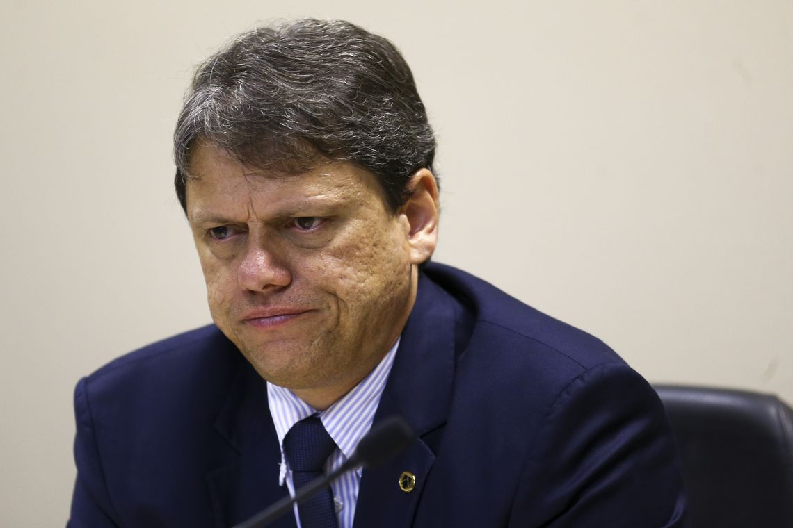O ministro da Infraestrutura, TarcÃ­sio Gomes de Freitas, durante cerimÃ´nia para assinatura de portarias que vÃ£o alterar as Ã¡reas de poligonais de 16 portos organizados do Brasil.