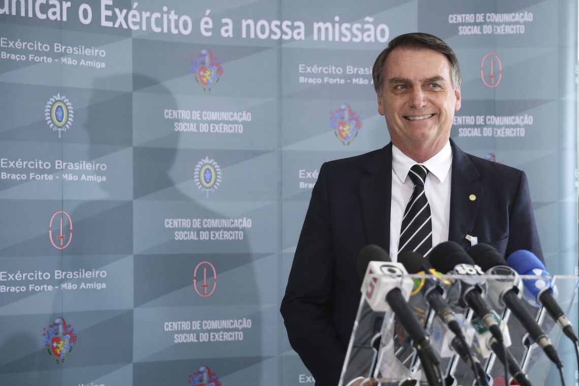 José Cruz/Agência Brasil O presidente eleito Jair Bolsonaro fala à imprensa, após receber uma honraria do Exército, a Medalha do Pacificador com Palma, entregue durante audiência fechada no Quartel-General do Exército, em Brasília.