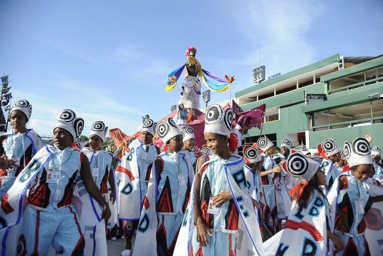 - Escolas mirins desfilam no dia 5 de março, terça-feira de carnaval - strong Tânia Rêgo /strong