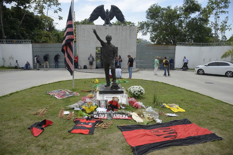 Fãs prestam homenagem aos jogadores vítimas da tragédia no Centro de Treinamento do Flamengo, o Ninho do Urubu.