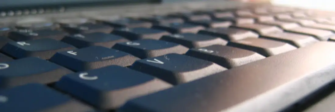 Computador com teclado em destaque Para o ministro da Justiça, José Eduardo Cardozo, o grande desafio nas discussões sobre comércio eletrônico é criar uma lei que não fique ultrapassada em pouco tempo