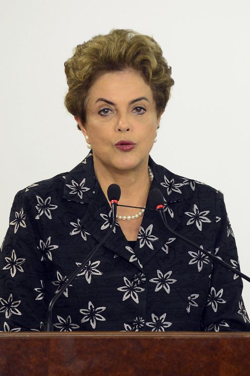José Cruz/Agência Brasil Brasília - A presidenta Dilma Rousseff participa da solenidade de assinatura de contratos de patrocínio de futebol (José Cruz/Agência Brasil)