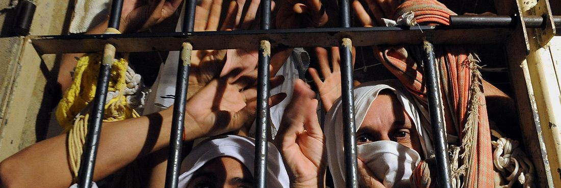 Presídios superlotados Presos amontoados em cela de presídio supelotado
