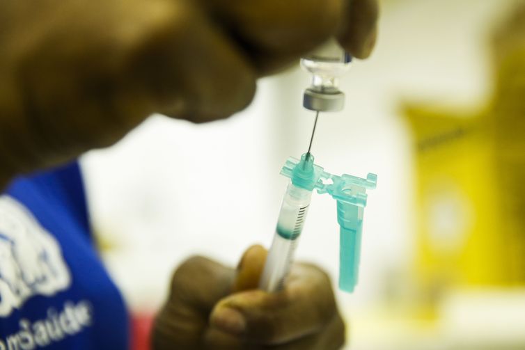 Crianças com idade entre 1 ano e menores de 5 são vacinadas no posto de saúde Heitor Beltrão, na Tijuca, zona norte do Rio, para receber a dose contra a pólio e contra o sarampo.