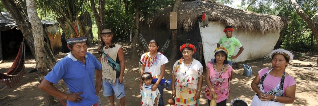 Aldeia Laranjeira Ñanderu, em Rio Brilhante (MS) Acampados na aldeia Laranjeira Ñanderu, em Rio Brilhante (MS), índios guarani-kaiowá aguardam decisão da justiça sobre a demarcação da terra. Com o futuro indefinido, eles não podem plantar e dependem das cestas básicas e da assistência governamental.