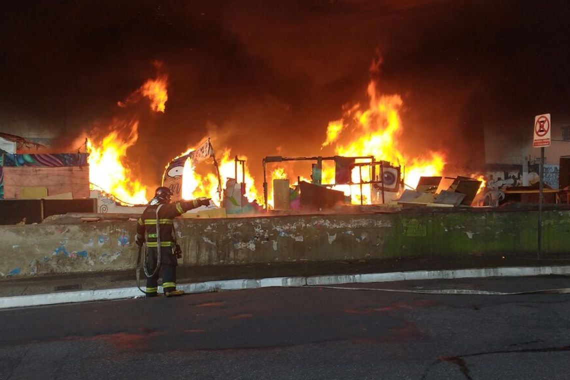São Paulo - Bombeiros tentam apagar incêndio em barracos no Viaduto Julho Mesquita Filho (Divulgação)