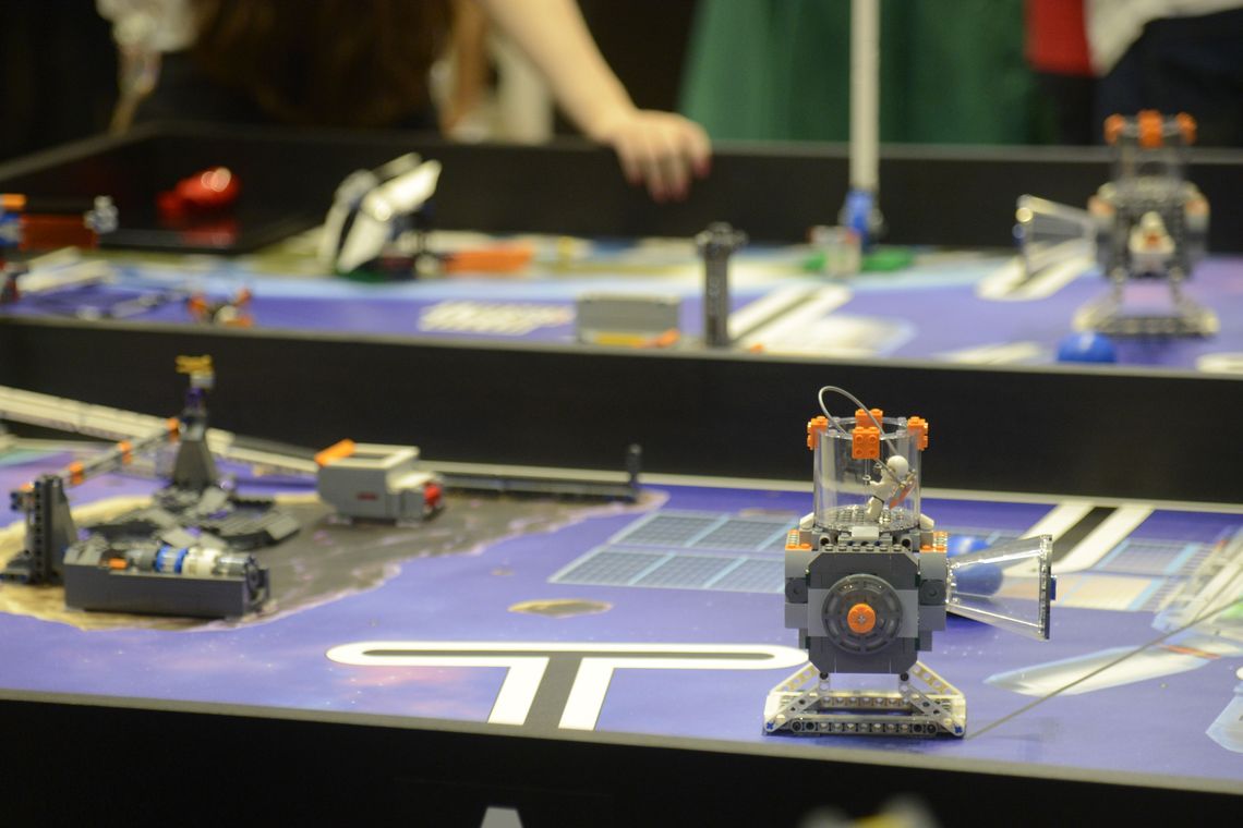 Estudantes de diversos estados do país participam do Torneio Sesi de Robótica no Píer Mauá, na zona portuária da capital fluminense