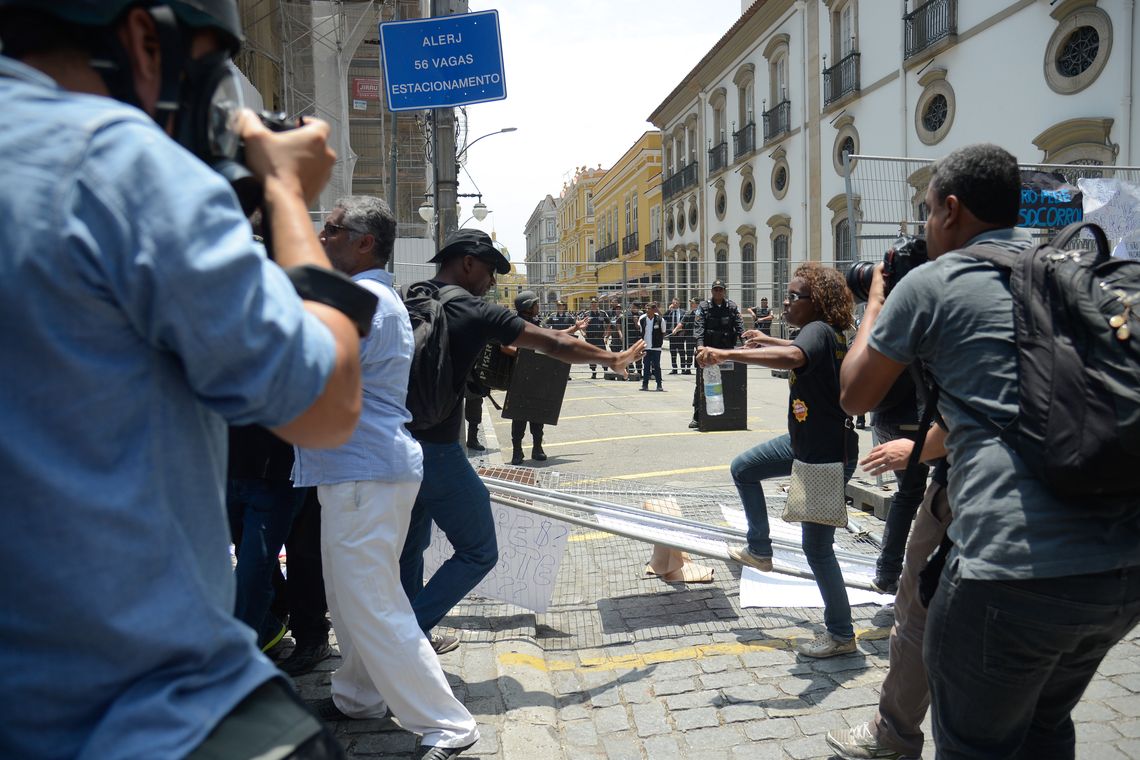 Tânia Rêgo/Agência Brasil Rio de Janeiro - Servidores protestam contra o pacote de cortes do governo do estado em frente ao prédio da Alerj (Tânia Rêgo/Agência Brasil)