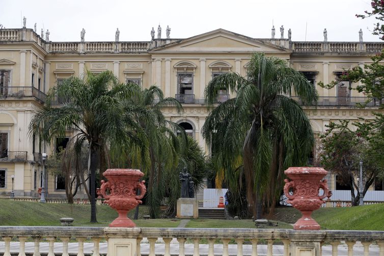 Tânia Rêgo/Agência Brasil/Agência Brasil Incêndio no Museu Nacional, na Quinta da Boa Vista, que completa um mês amanhã (2)