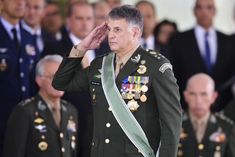 O Presidente Jair Bolsonaro participa da  solenidade de passagem de Comando do Exército do general Eduardo Dias da Costa Villas Bôas ao general Edson Leal Pujol.