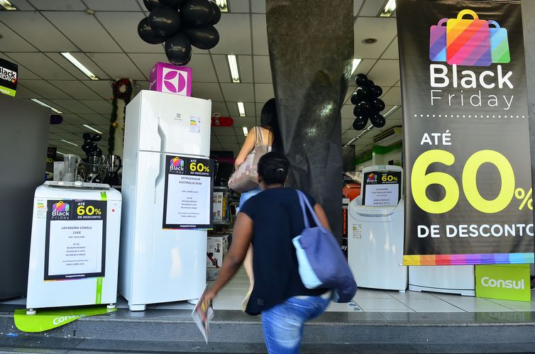 São Paulo - Movimento no comércio da rua Teodoro Sampaio, em Pinheiros, durante o Black Friday (Rovena Rosa/Agência Brasil)