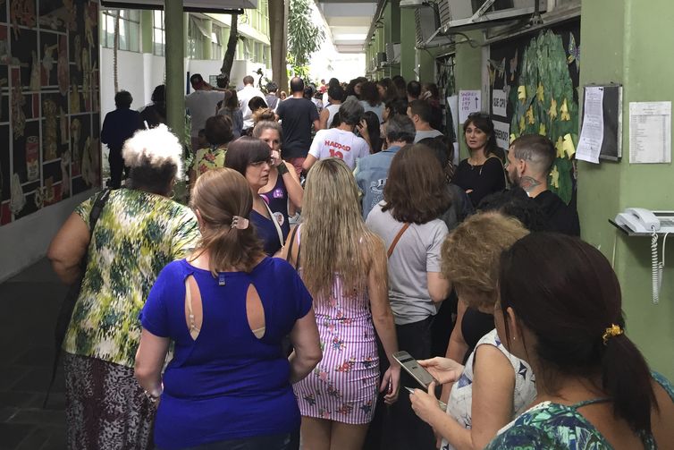 Filas para a eleição, na zona eleitoral localizada no colégio Pedro II, no Humaitá. 