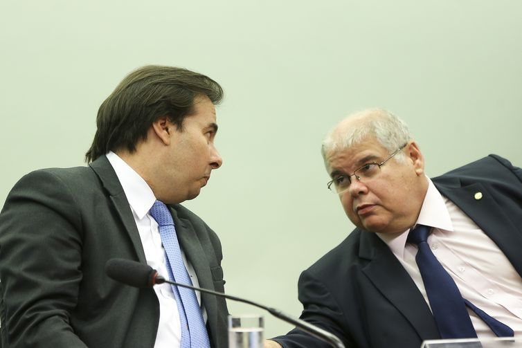 BrasÃlia - O presidente da Câmara dos Deputados, Rodrigo Maia, e o presidente da Comissão Especial sobre Reforma PolÃtica, Lúcio Vieira Lima, durante encontro para realização do Seminário Internacional sobre Sistemas Eleitorais. (Foto: