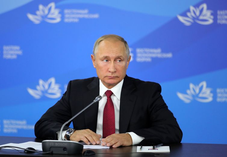 EFE/MIKHAEL KLIMENTYEV/SPUTNIK/KREM/ direitos reservados ILN01. VLADIVOSTOK (RUSIA), 12/09/2018.- El presidente ruso Vladimir Putin asiste a una reunión con su homólogo de Mongolia Khaltmaagiin Battulga (fuera de cuadro) en el marco del Foro Económico Oriental en Vladivostok (Rusia) hoy, miércoles 12
