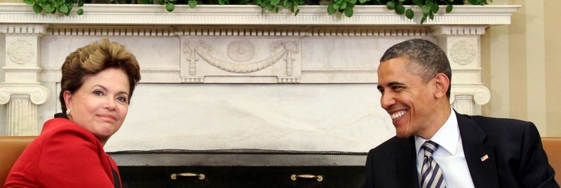 Dilma e Obama Presidenta Dilma Rousseff cumprimenta o presidente dos Estados Unidos, Barack Obama, durante encontro na Casa Branca em abril de 2012