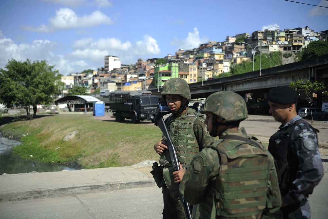 Rio de Janeiro - ForÃ§as armadas ocuparam na manhÃ£ deste sÃ¡bado (5) o complexo de favelas da MarÃ© no processo de implantaÃ§Ã£o de uma Unidade de PolÃ­cia Pacificadora (Fernando FrazÃ£o/AgÃªncia Brasil)