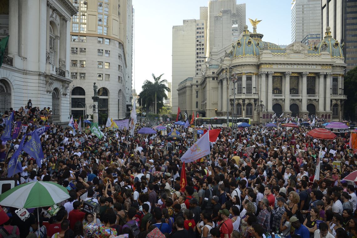 Tânia Rêgo/Agência Brasil Ato Contra o Retrocesso em Defesa da Democracia, na Cinelândia, região central do Rio de Janeiro.