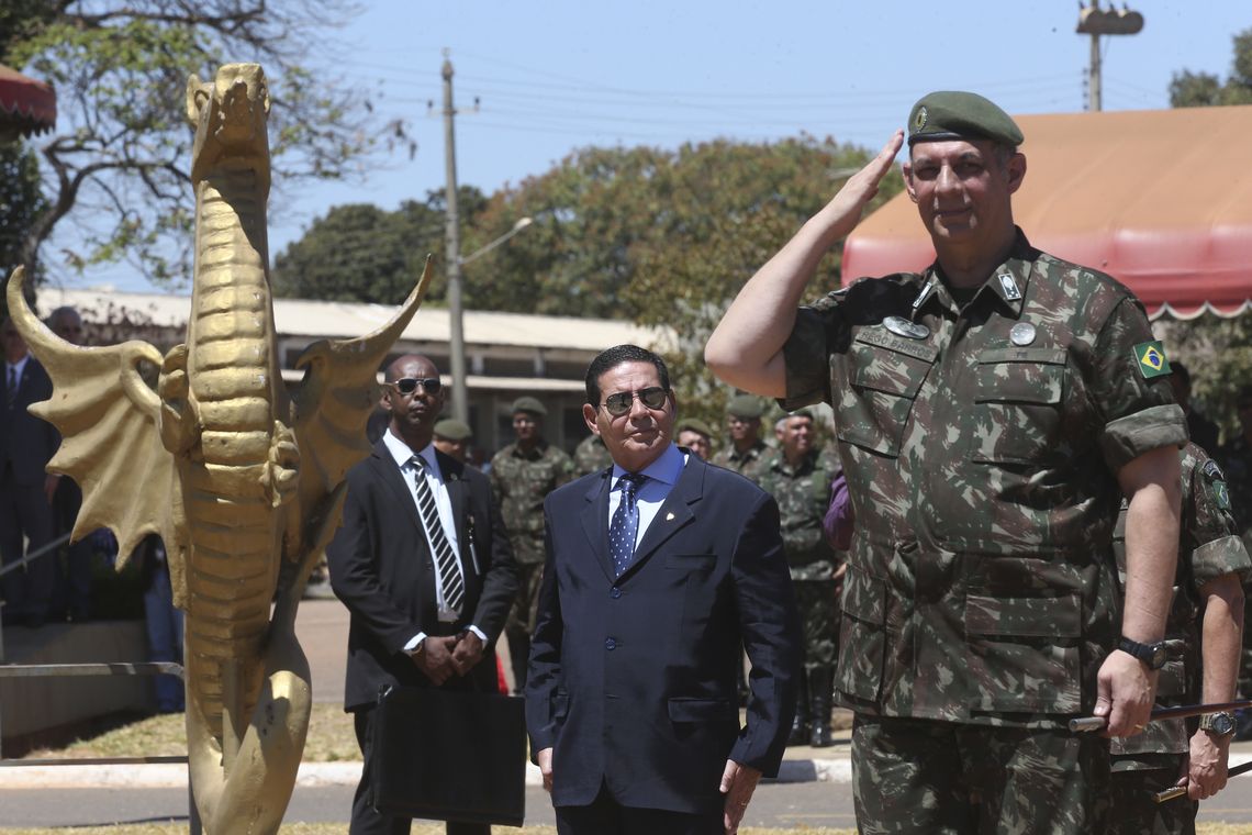 Antonio Cruz/Agência Brasil O presidente em exercício, Hamilton Mourão,participa da cerimônia de despedida do serviço ativo do Exército, do porta-voz da Presidência da República, Otávio Rêgo Barros no batalhão do 1º Regimento de Cavalaria de Guardas