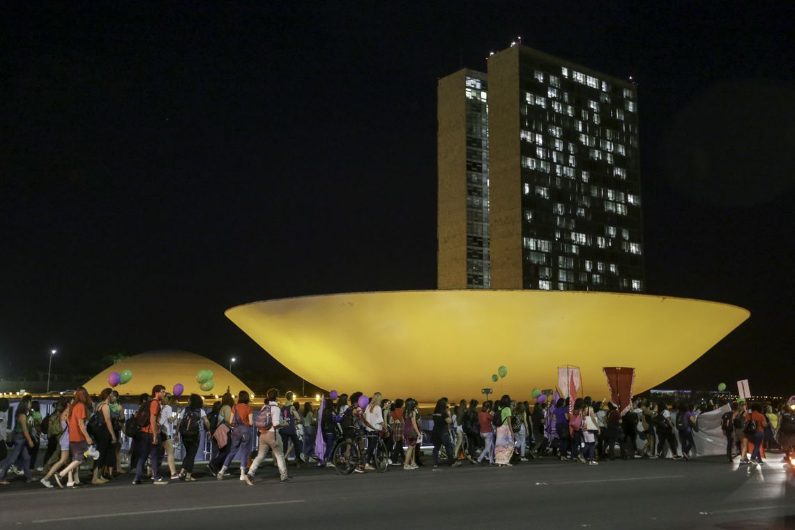 Fabio Rodrigues Pozzebom/Agência Brasil Participantes do Festival Pela Vida das Mulheres caminham do Museu Nacional da República até o Supremo Tribunal Federal (STF). Em frente à Corte, as ativistas fizeram um ato em defesa da descriminalização do aborto.