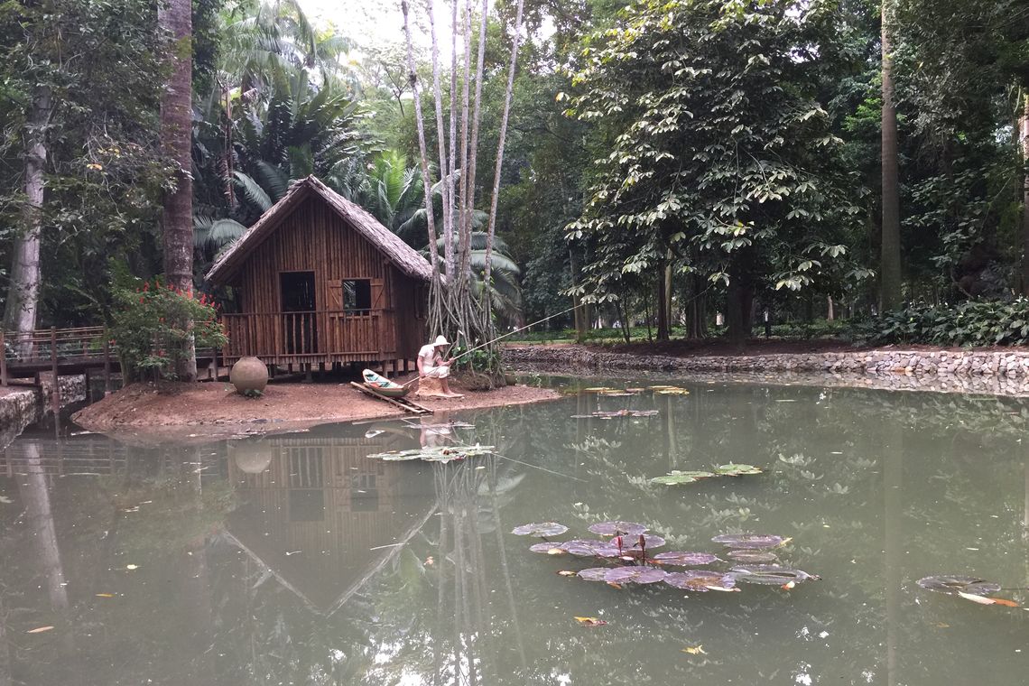 Cristina Indio do Brasil/Agência Brasil Rio de Janeiro - Jardim Botânico do Rio de Janeiro nas comemora 209 anos da unidade de conservação. Lago revitalizado com o pescador e a cabana semelhante a moradias da Amazônia (Cristina Indio do Brasil/Agência Brasil)