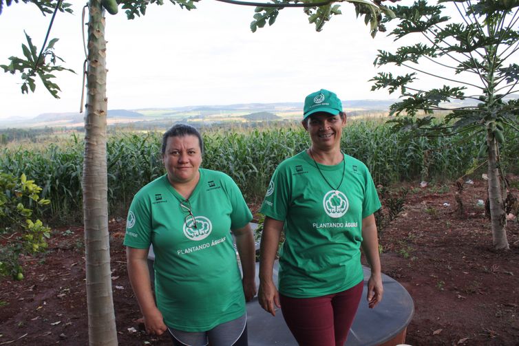 Agricultoras Silvia Barbosa e Argentina dos Santos, do assentamento Bela Vista do Chibarro (Araraquara-SP) em frente fossa biodigestora modelo Embrapa, que trata esgoto domÃ©stico e cujo efluente pode ser usado como fertilizante.