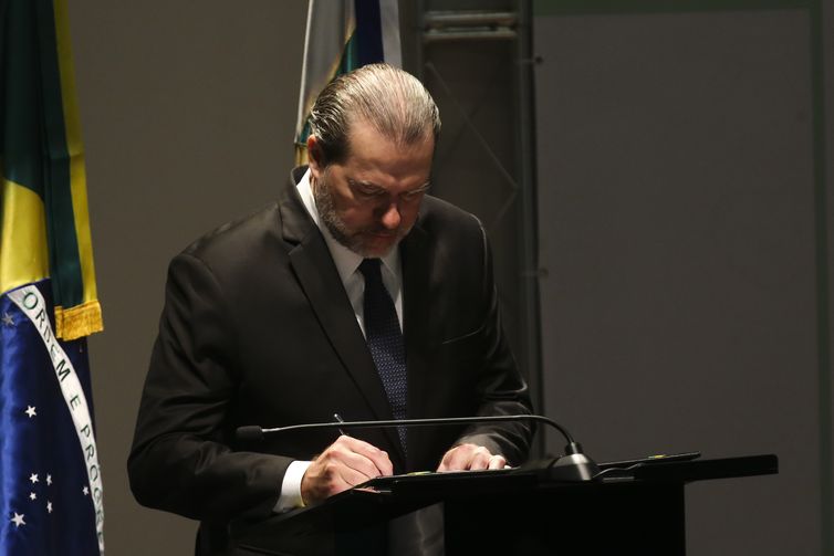 O presidente do Conselho Nacional de Justiça (CNJ) e do Supremo Tribunal Federal (STF), ministro Dias Toffoli, assina o Pacto Nacional pela Primeira Infância durante seminário sobre o assunto.