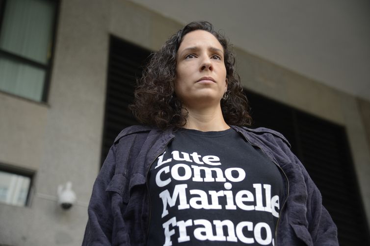 Anistia Internacional faz ato em frente ao Ministério Público Estadual pressionando pela resolução do assassinato da vereadora Marielle Franco e de seu motorista, Anderson Gomes. Na foto, Mônica Benício, viúva de Marielle Franco.