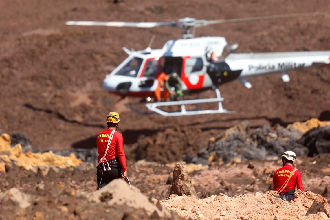 Equipes de resgate durante buscas por vÃ­timas em Brumadinho, onde uma barragem da mineradora Vale se rompeu.