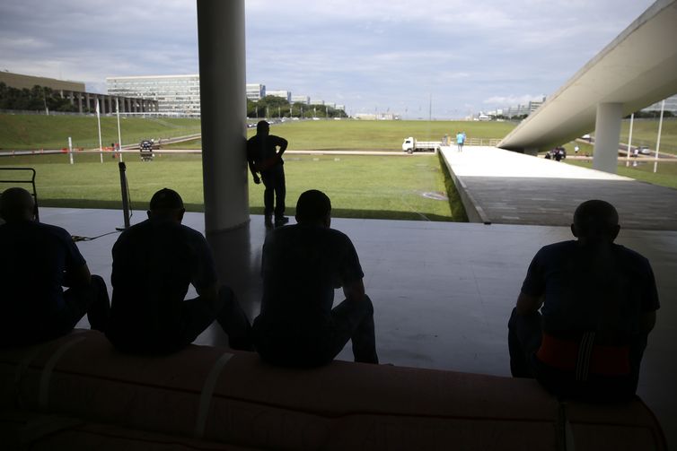 A cerimônia de posse do presidente Jair Bolsonaro no Congresso Nacional vai envolver um grande contingente dos servidores do Senado Federal e da Câmara dos Deputados,que fazem ultimos ajustes para cerimonia. 