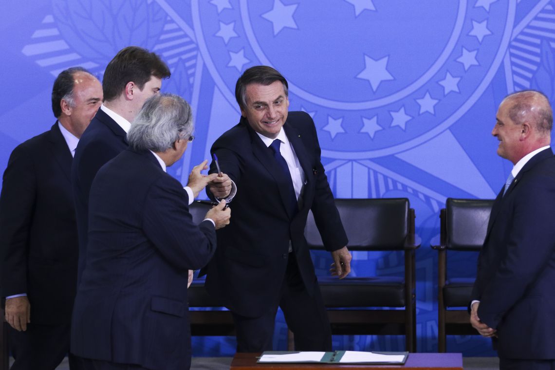 Valter Campanato/Agência Brasil O presidente Jair Bolsonaro participa de cerimônia da assinatura do decreto da Política Nacional de Desenvolvimento Regional e da entrega Oficial dos Planos Regionais da Amazônia, do Nordeste e do Centro-Oeste, no Palácio do Planalto.