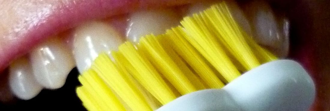 Escovando os dentes Escovando os dentes