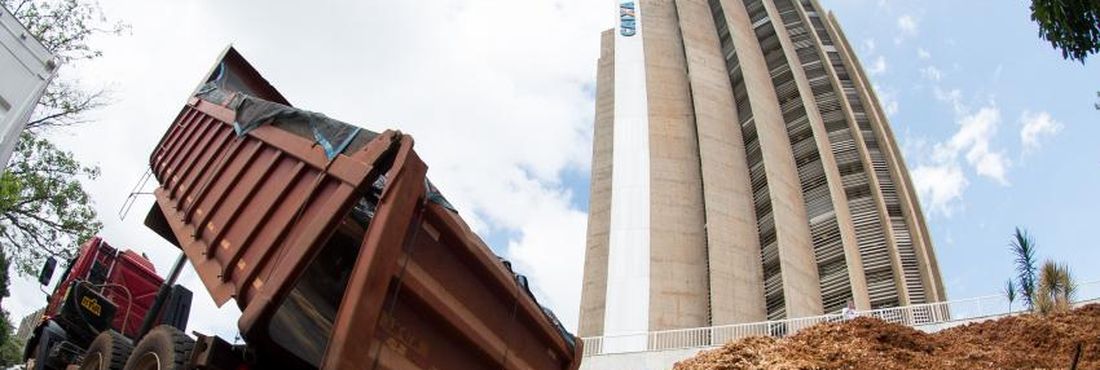 Greenpeace faz protesto contra o uso de madeira ilegal em frente a Sede da Caixa Greenpeace faz protesto contra o uso de madeira ilegal em frente a Sede da Caixa