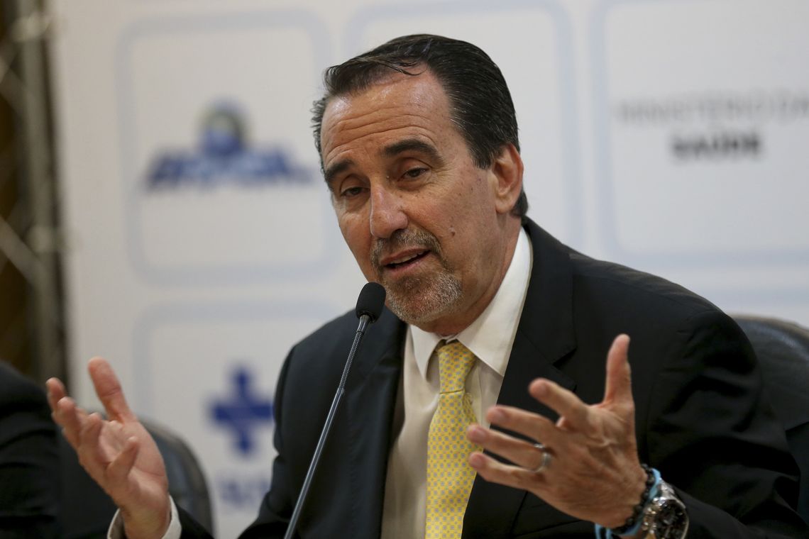 Wilson Dias/Agência Brasil O ministro da Saúde, Gilberto Occhi, assina o primeiro acordo para a redução do teor de açúcar nos alimentos industrializados.