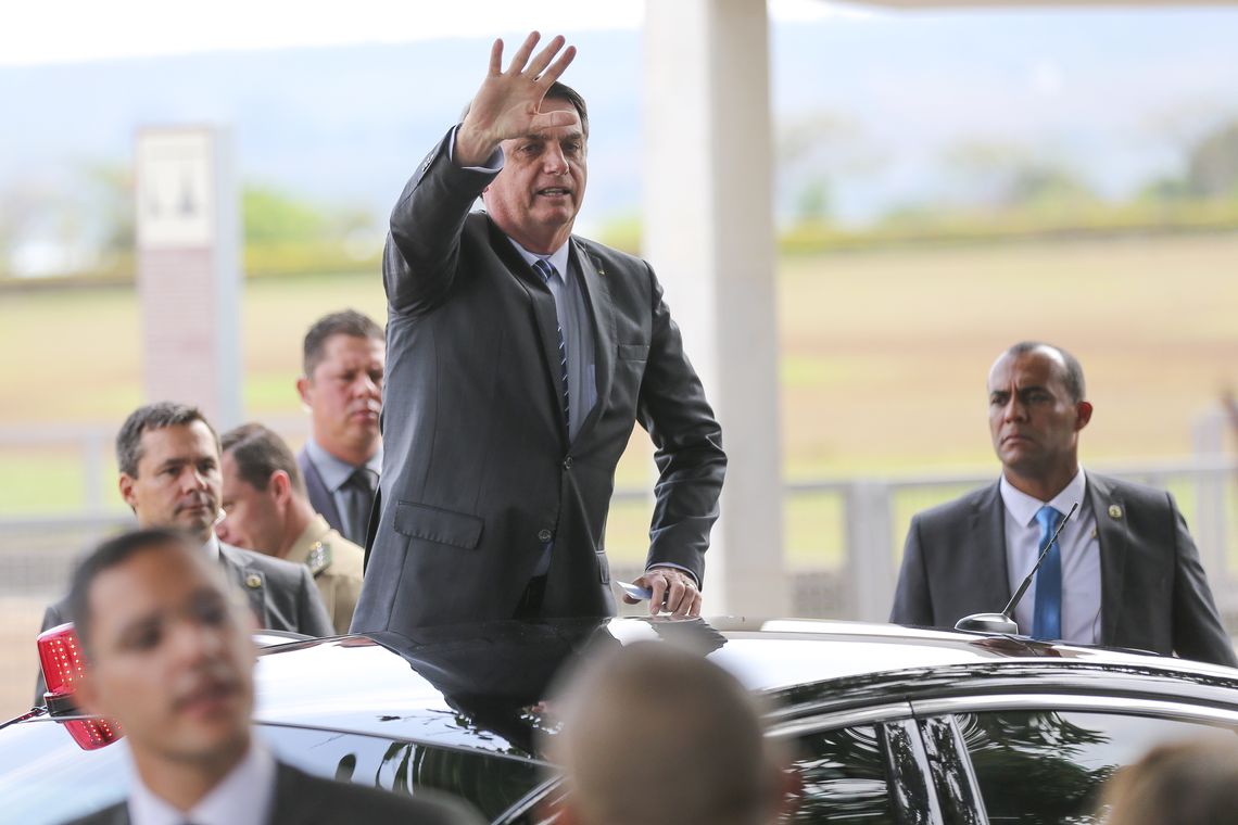 José Cruz/Agência Brasil O presidente Jair Bolsonaro recebe cumprimento de turistas na entrada do Palácio da Alvorada.