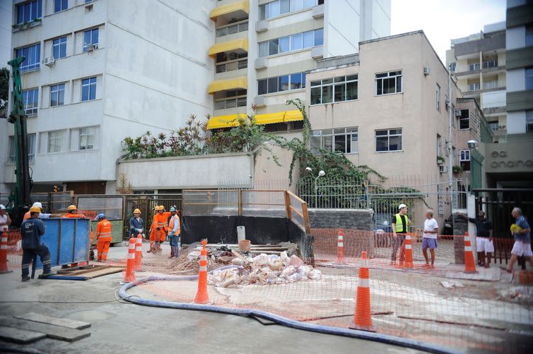 Rio de Janeiro - Devesa Civil afirmou que não há riscos nas estruturas dos prédios da rua onde calçada cedeu por conta das obras da construção da linha 4 do metrô, em Ipanema, zona sul do Rio.