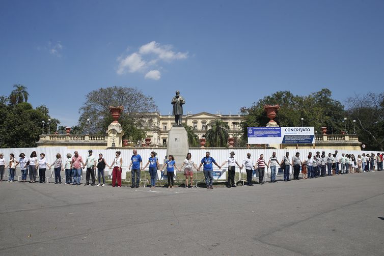 Técnicos e pesquisadores dão abraço coletivo para marcar um mês do incêndio no Museu Nacional, na Quinta da Boa vista, no Rio