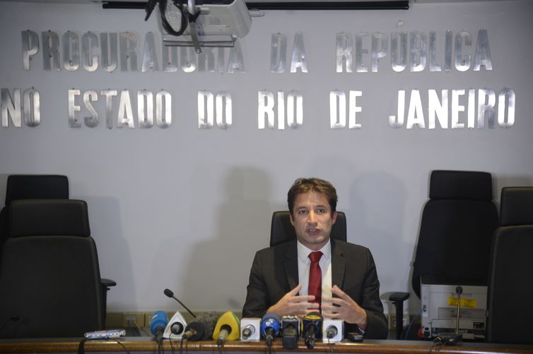 O procurador da República, Almir Teubl Sanches, fala à imprensa , sobre a Operação Segredo de Midas no Ministério Público Federal, no Rio de Janeiro.