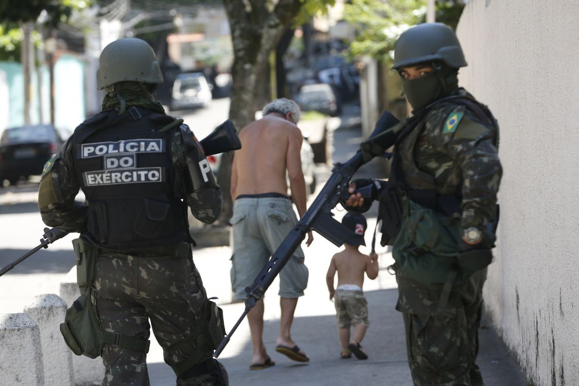 Tânia Rêgo Rio de Janeiro - Operação feita pelas polícias Civil e Militar, com o apoio das Forças Armadas, da Força Nacional de Segurança e da Polícia Federal, no Morro dos Macacos, em Vila Isabel, zona norte do Rio (Foto: Tânia Rêgo/Agência Brasil)