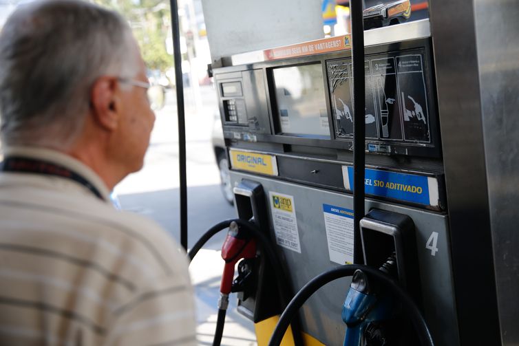 Greve de caminhoneiros causa desabastecimento de combustÃvel em postos de gasolina da cidade de Teresópolis, na região serrana do Rio de Janeiro.