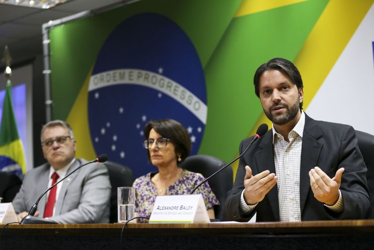 O diretor do Denatran, MaurÃ­cio Alves, a diretora-presidente do Serpro, GlÃ³ria GuimarÃ£es, e o ministro das Cidades, Alexandre Baldy, durante cerimÃ´nia para lanÃ§amento da versÃ£o digital do Certificado de Registro e Licenciamento de VeÃ­culo (CRLVe