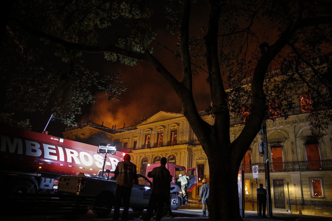 Tânia Rêgo/Agência Brasil Um incêndio de proporções ainda incalculáveis atingiu, no começo da noite deste domingo (2), o Museu Nacional do Rio de Janeiro, na Quinta da Boa Vista, em São Cristóvão, na zona norte da capital fluminense