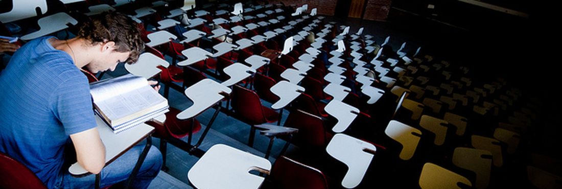 Estudante universitário em sala de aula Estudante da Universidade de Brasília estuda em anfiteatro da instituição