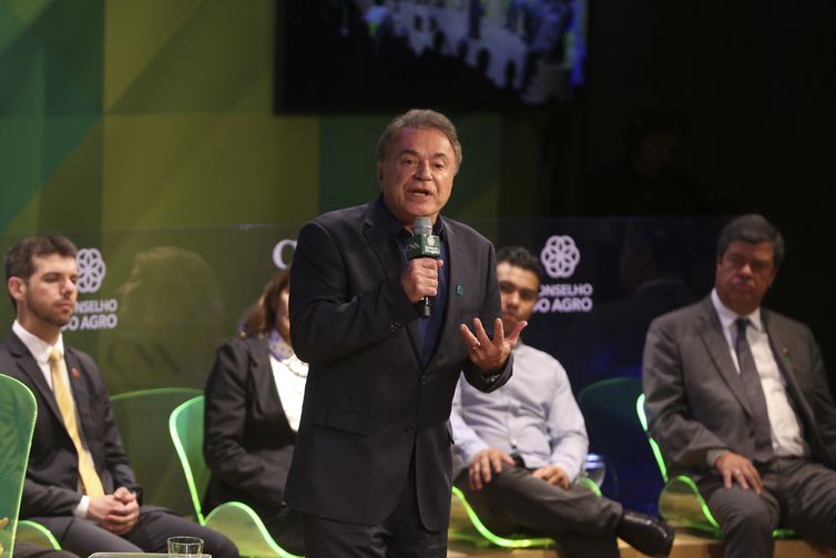 O candidato do Podemos Ã  PresidÃªncia da RepÃºblica, Alvaro Dias, participa de debate sobre agricultura promovido pela ConfederaÃ§Ã£o da Agricultura e PecuÃ¡ria do Brasil (CNA) e pelo Conselho do Agro.